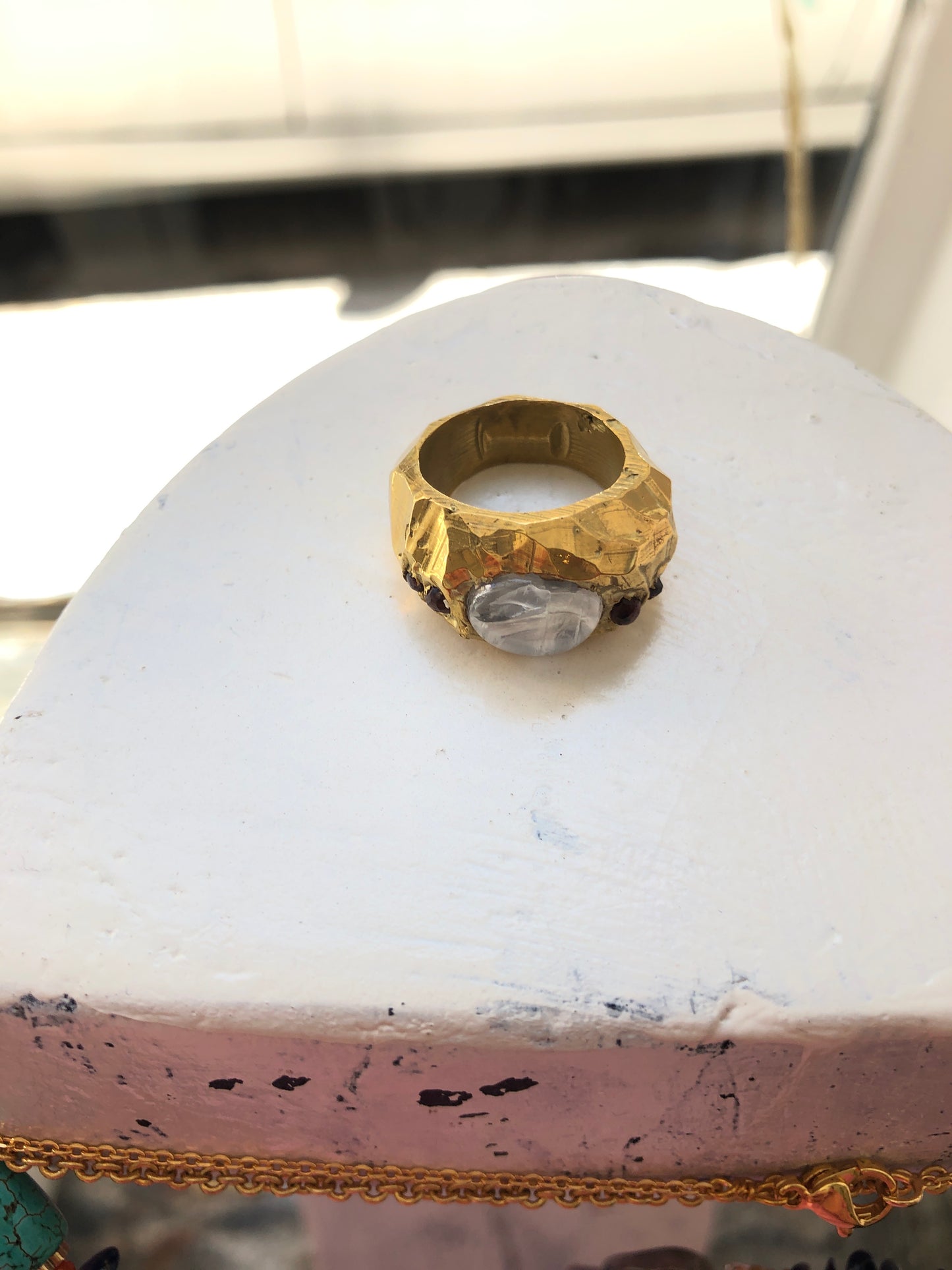 Ulysse - bague massive plaqué or avec pierre de lune et des saphirs roux