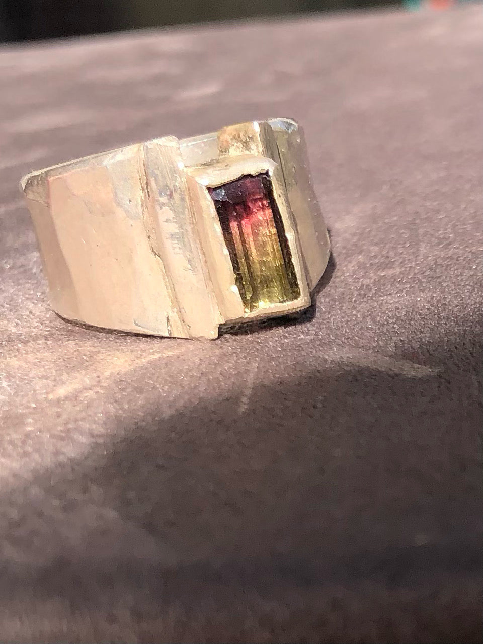 Laya - bague massive en argent avec une très fine tourmaline tranche de melon