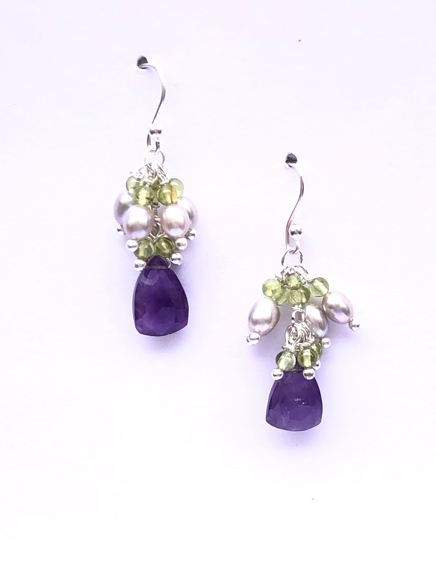 Canyla - boucles d'oreilles en grappes de perles de culture sur une améthyste