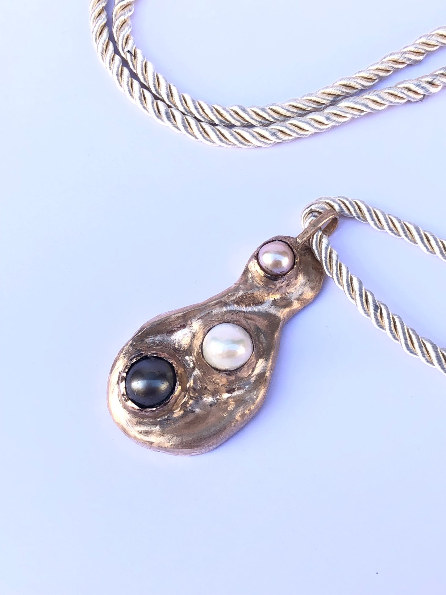 Trio- pendentif en bronze avec trois perles naturelles