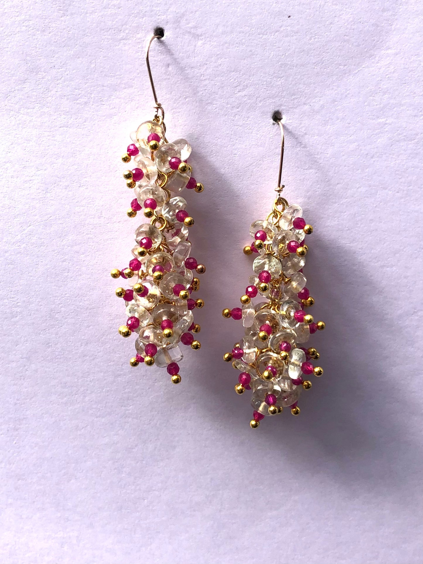 Dancing - boucles d'oreilles en grappes de prasiolites et de spinellles roses
