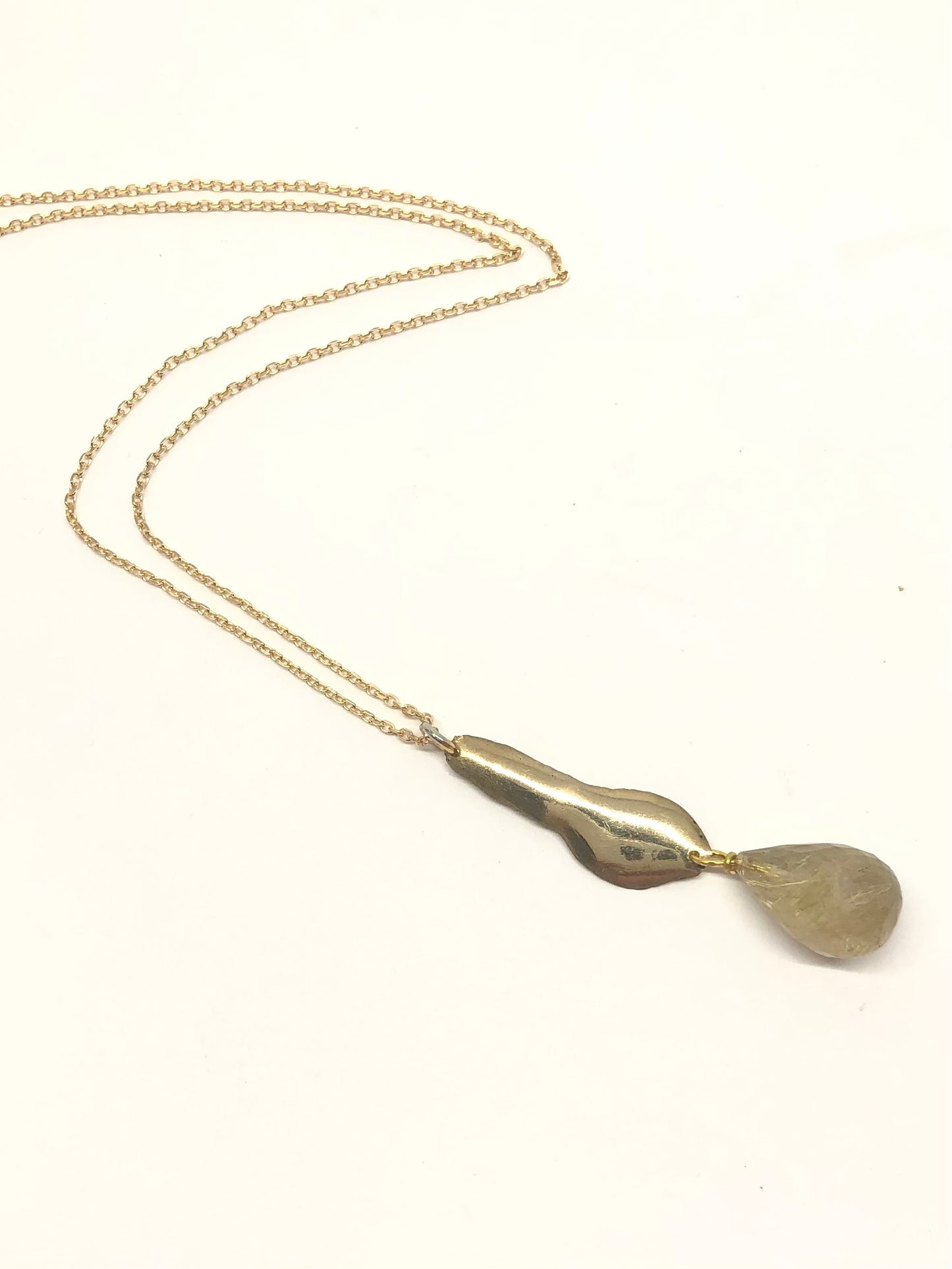 Goldie - pendentif fin en bronze avec un quartz rutile