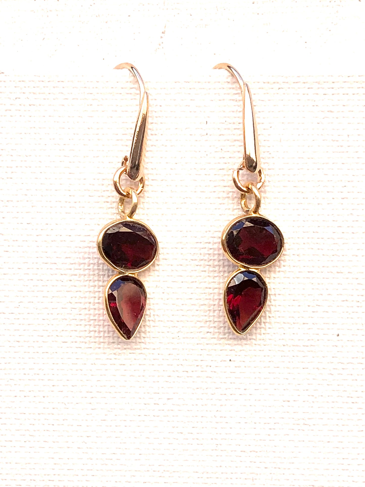 Hettie - boucles d'oreilles fines en grénat
