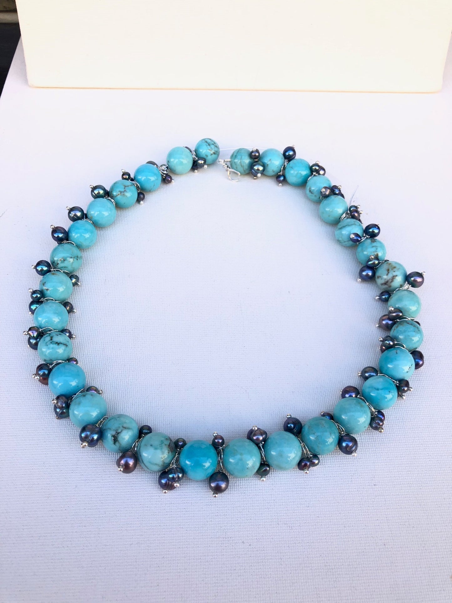Cania - collier près du cou en turquoises et perles de culture
