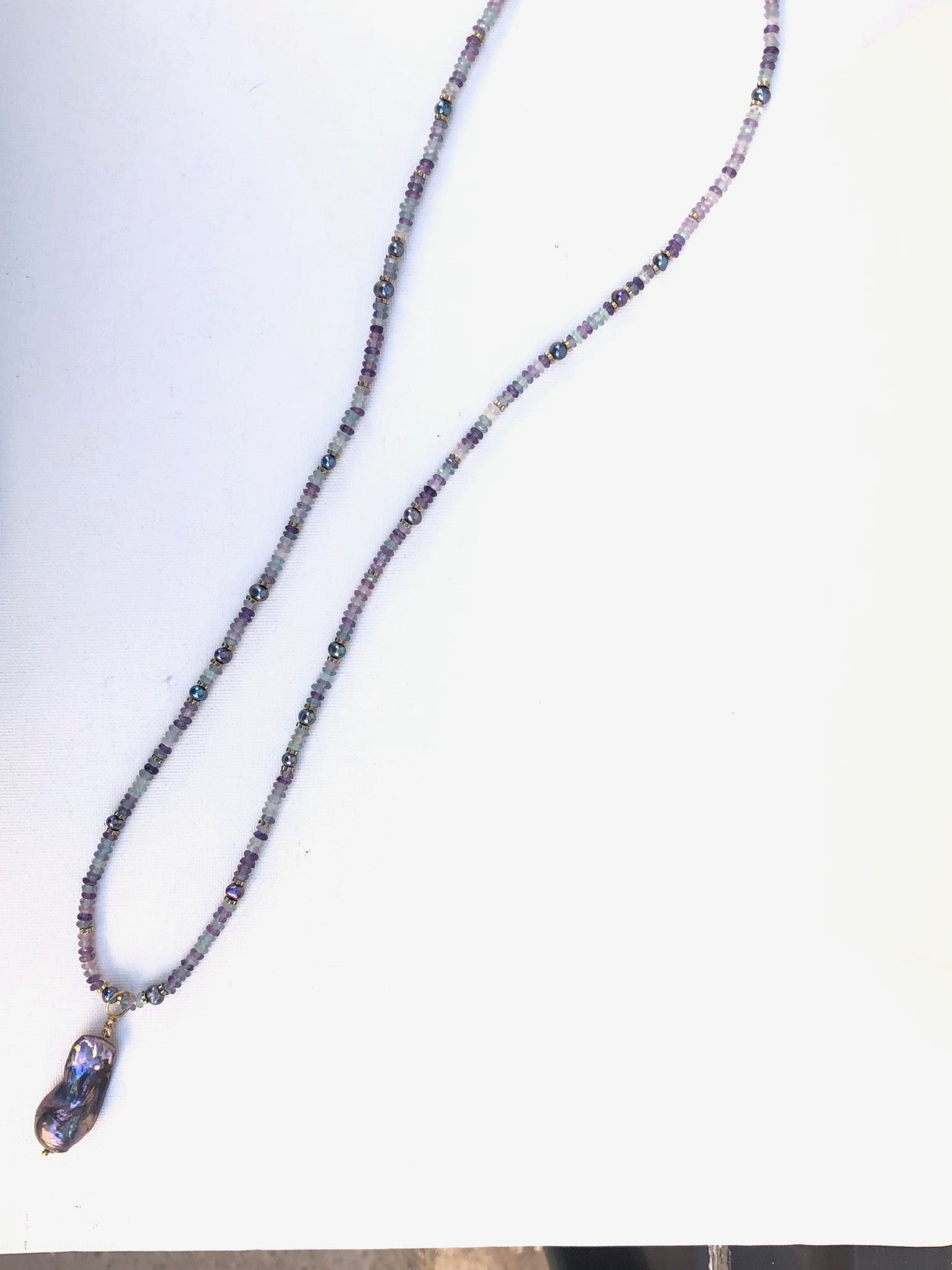 Deep Sea - pendentif en perle baroque sur un lien en fluorites