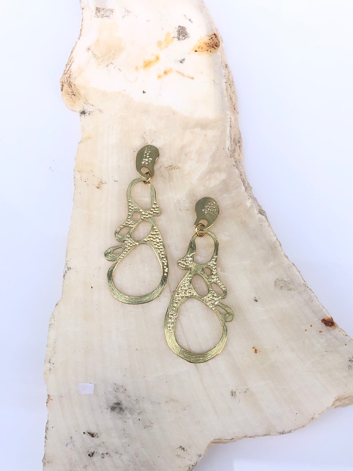Azotba,  boucles d’oreilles découpées et gravées à la main