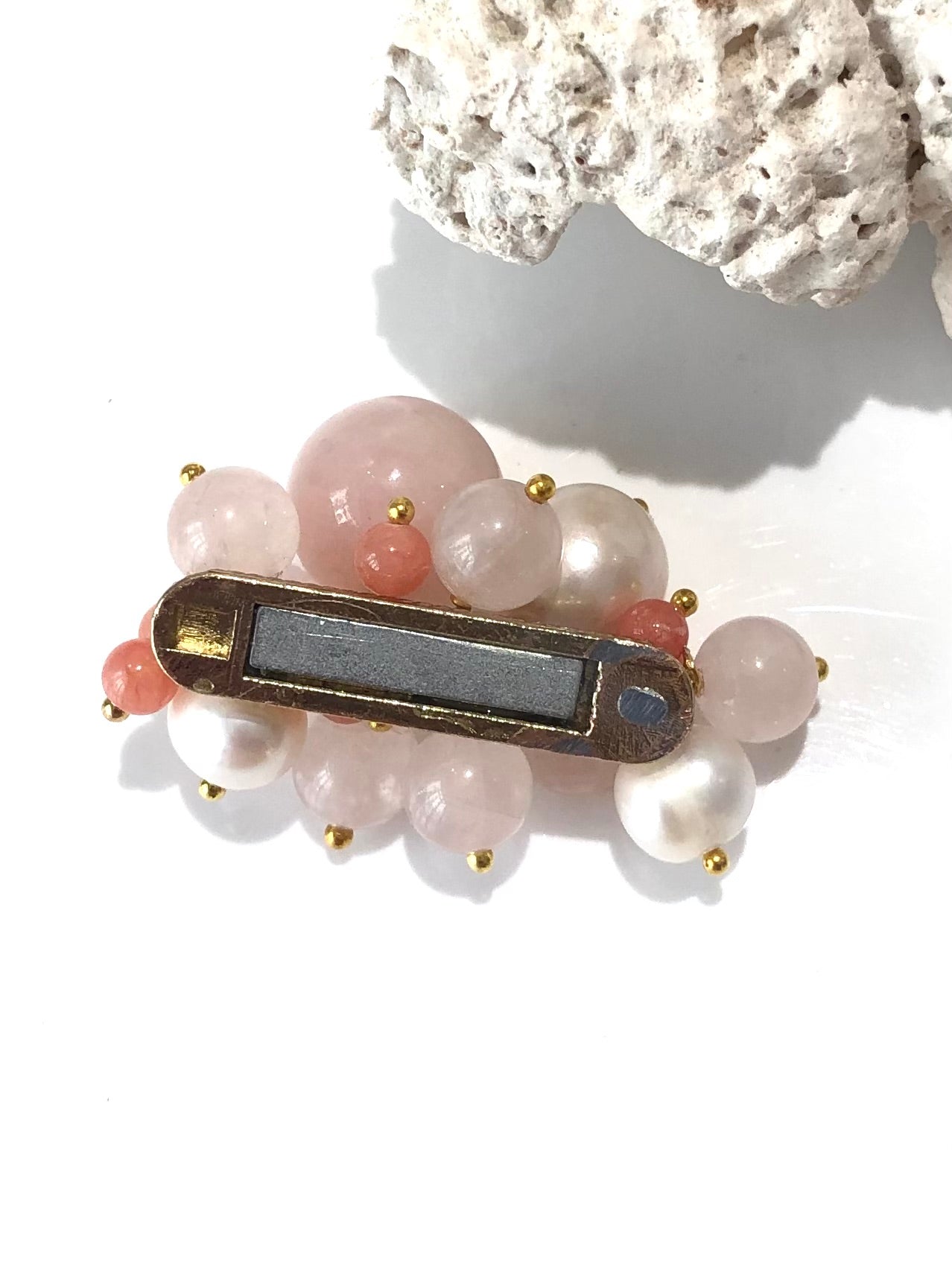 Boutzie, broche en grappes de quartz roses et perles
