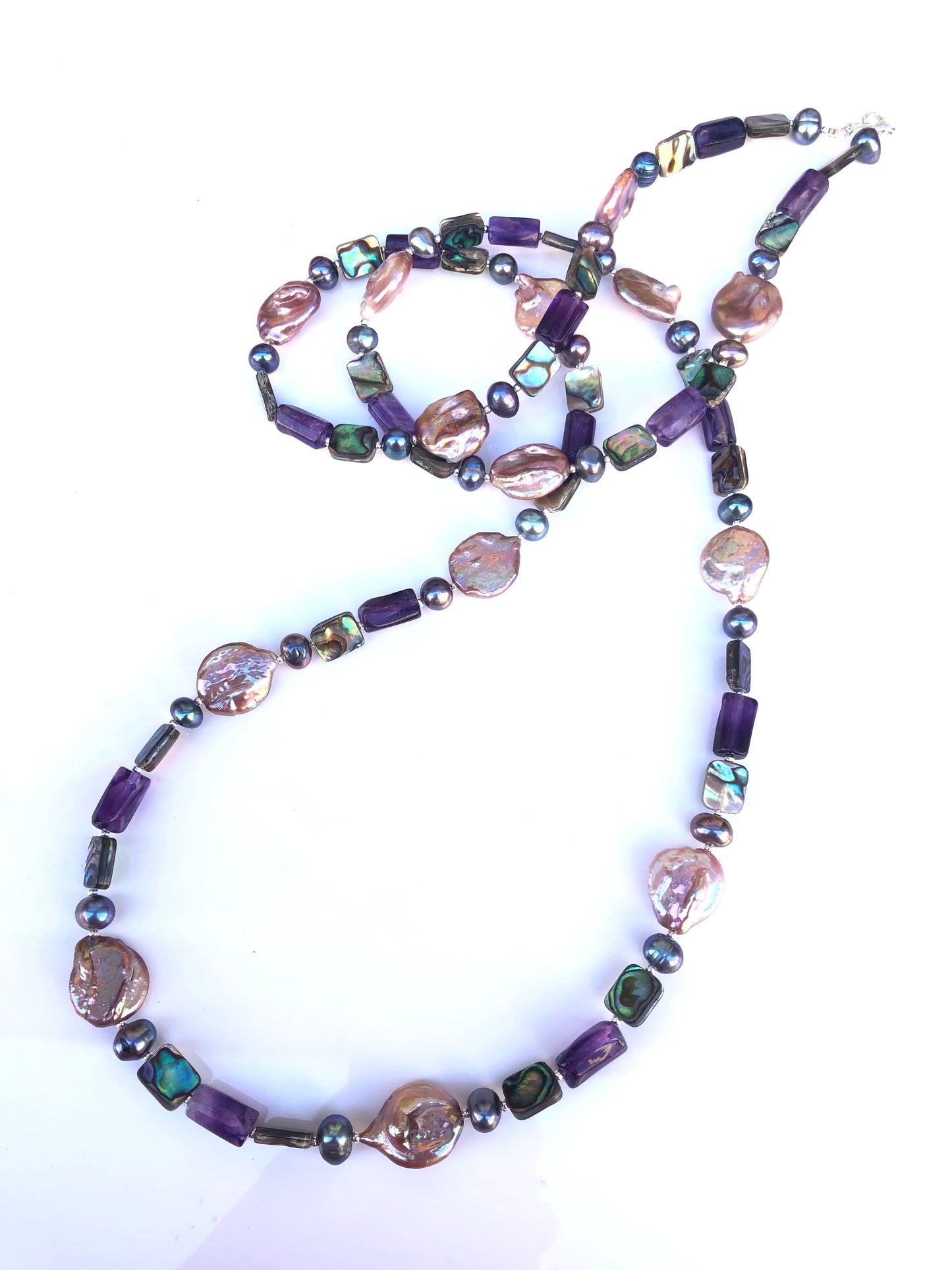Abysses , sautoir composé de perles de culture et d’abalone