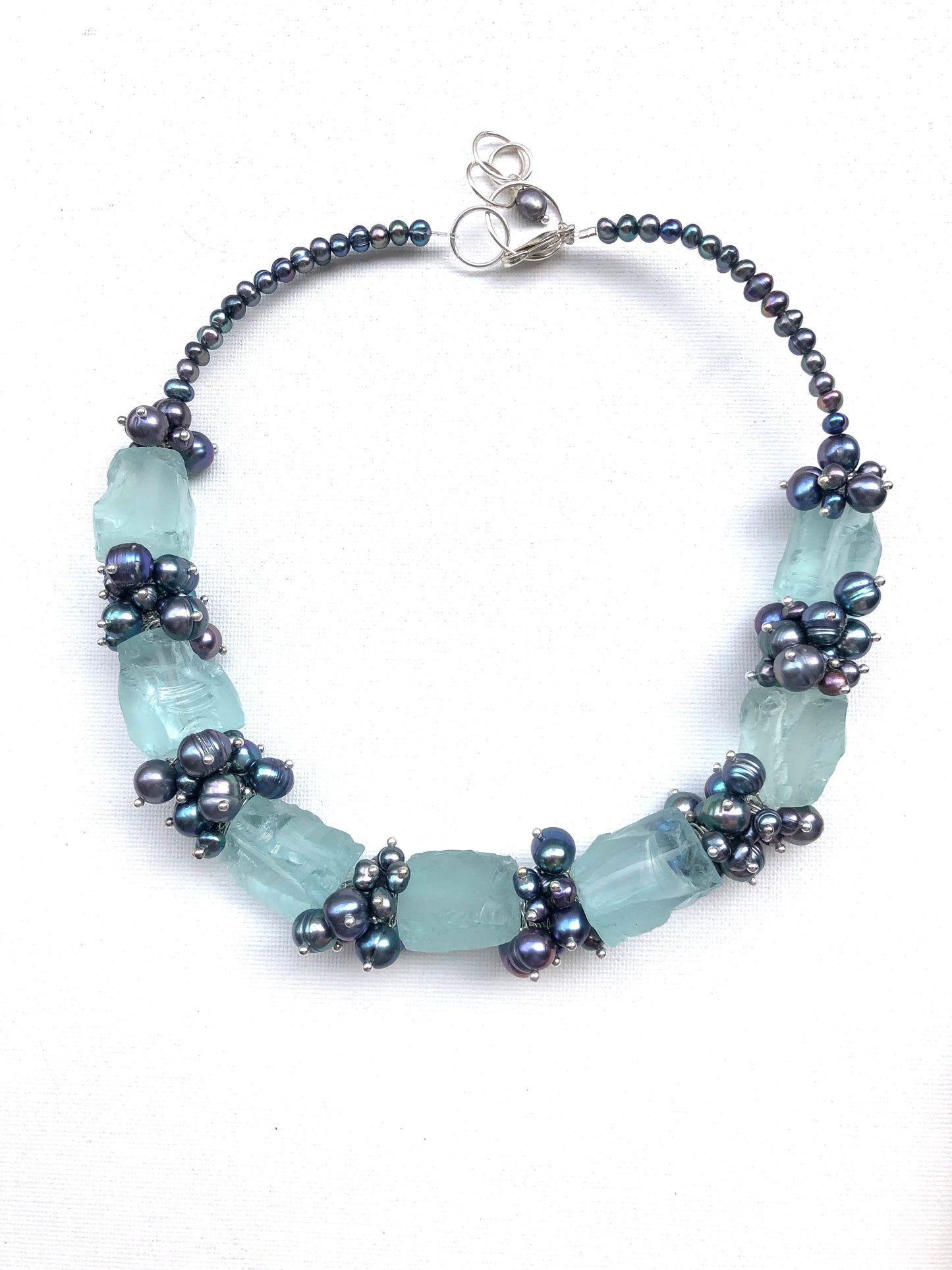Chuck - collier extraordinaire en grappes de perles de cultures et quartz bleu