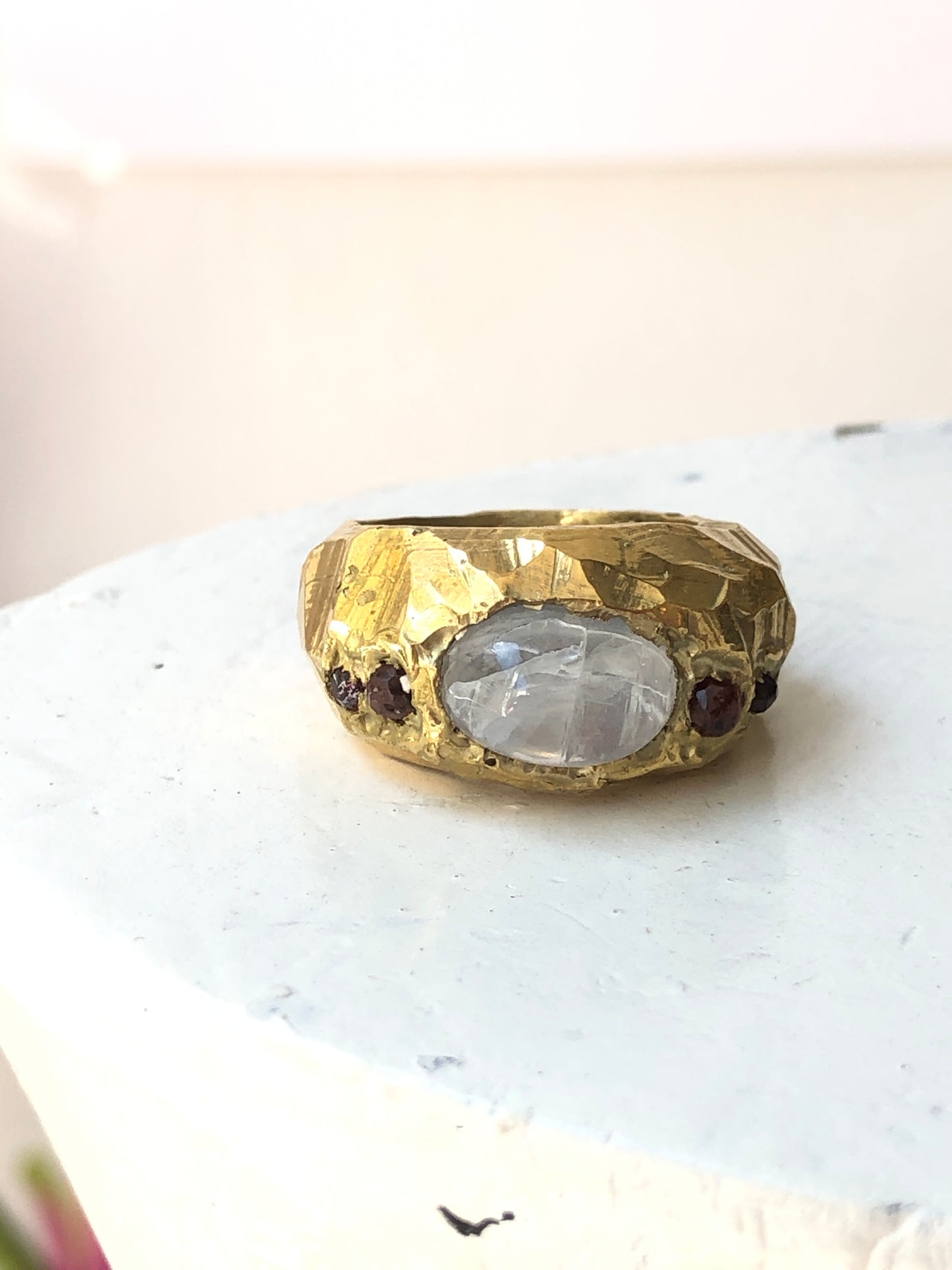 Ulysse - bague massive plaqué or avec pierre de lune et des saphirs roux