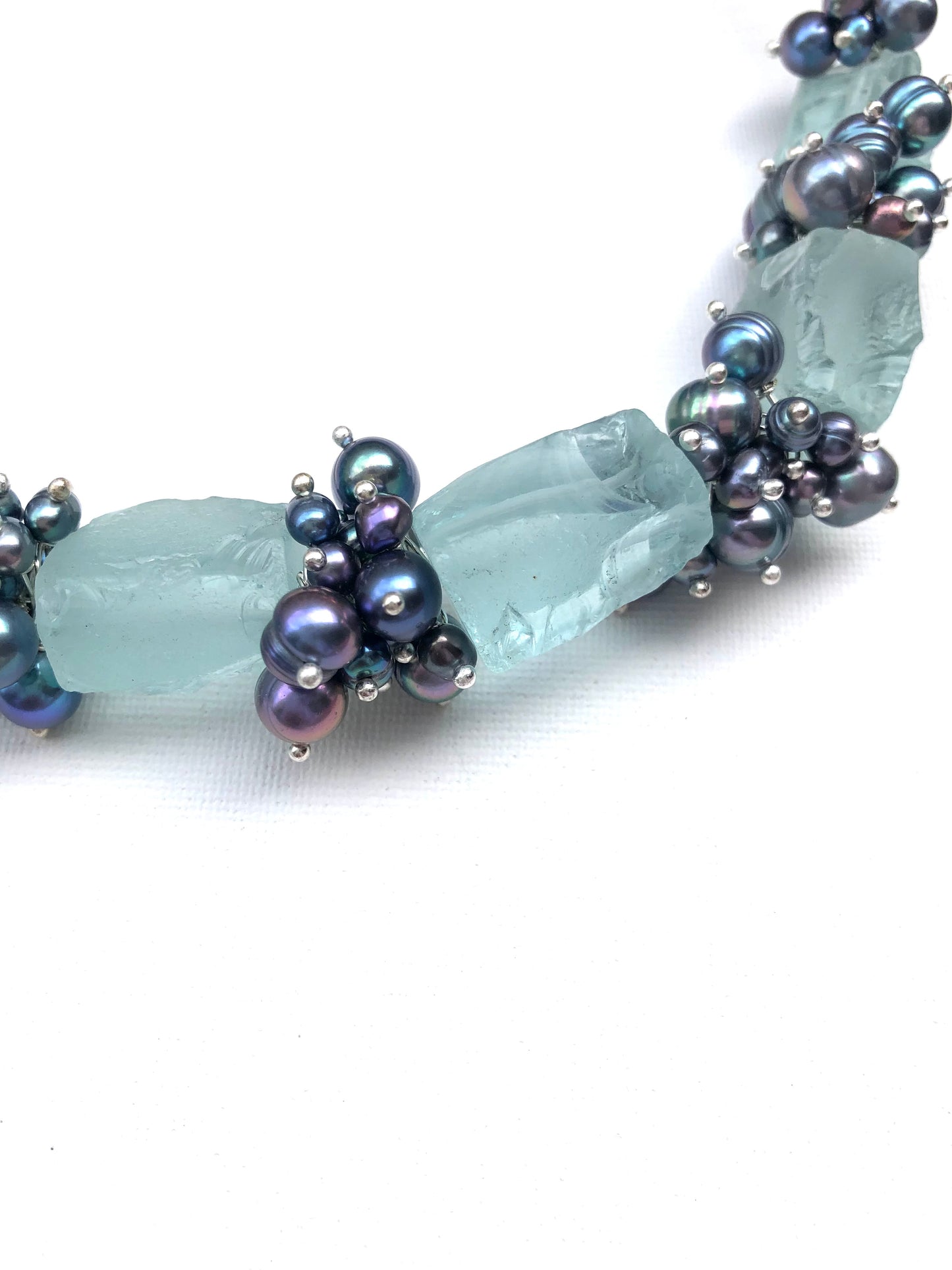 Chuck - collier extraordinaire en grappes de perles de cultures et quartz bleu