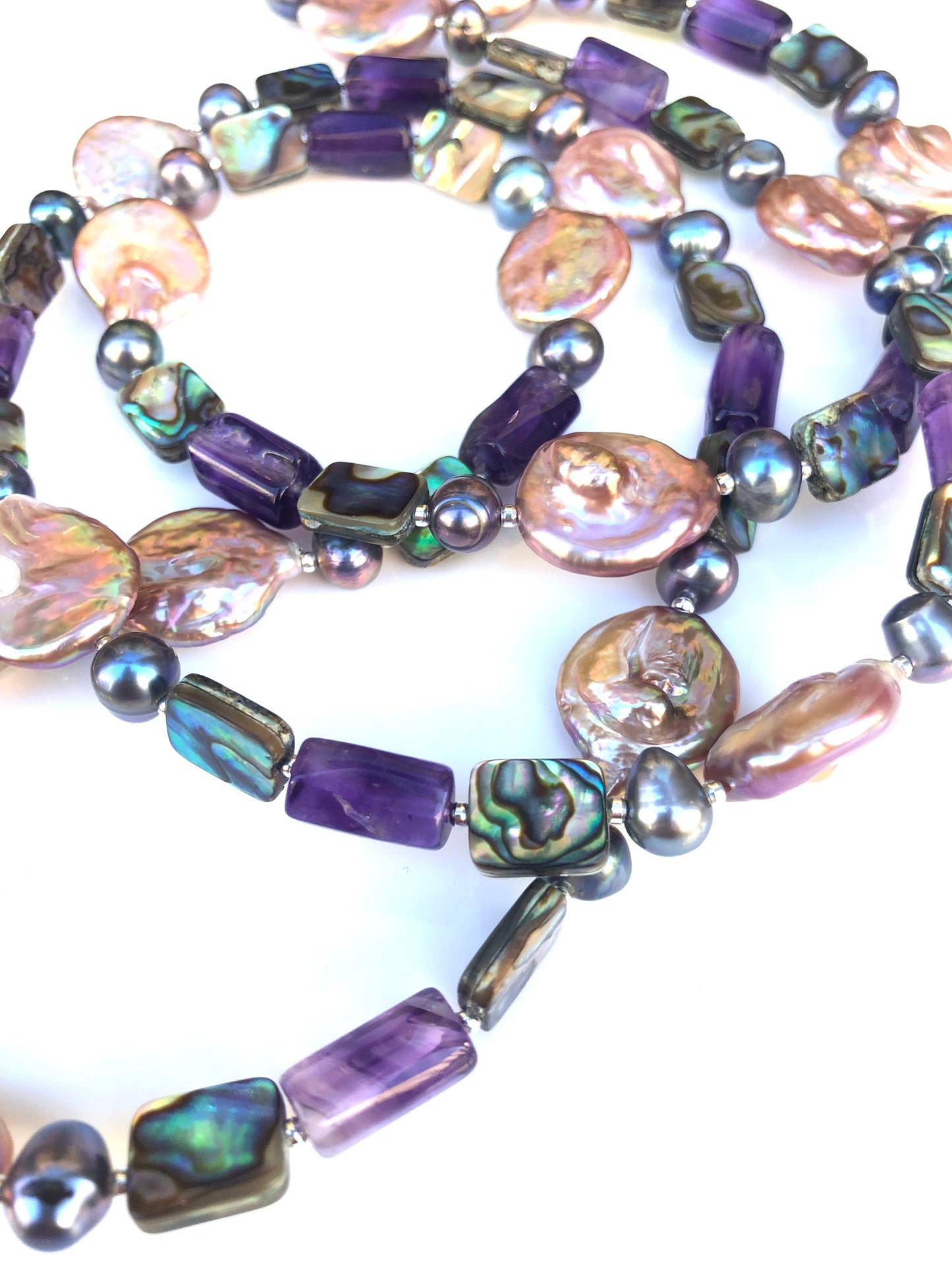Abysses , sautoir composé de perles de culture et d’abalone