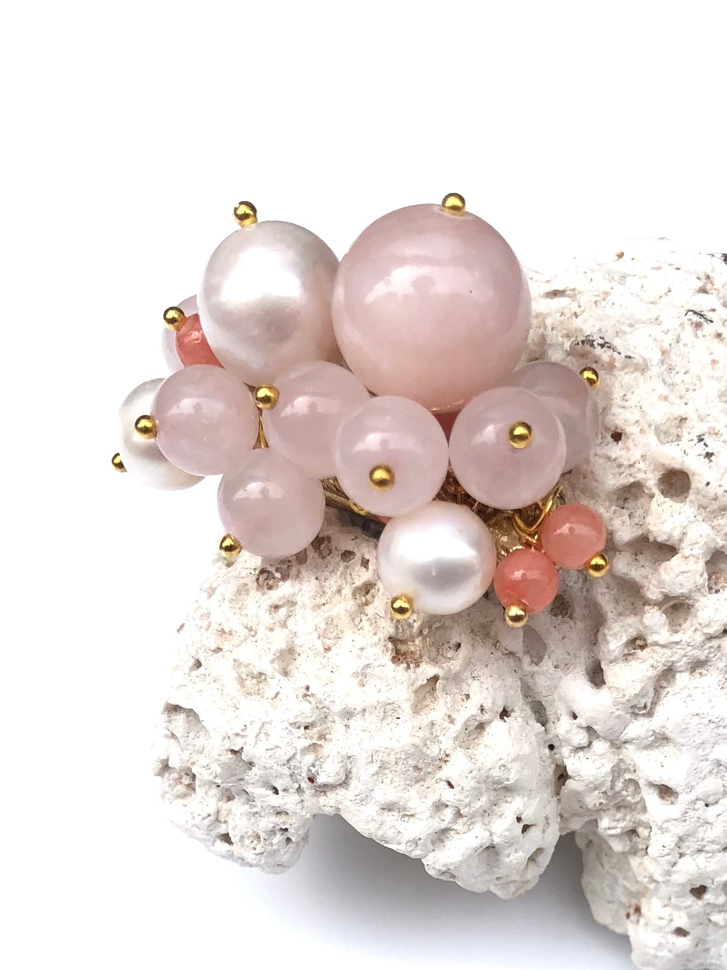 Boutzie, broche en grappes de quartz roses et perles