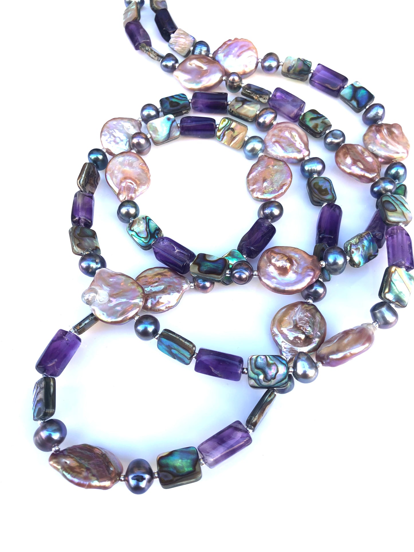 Abysses , sautoir composé de perles de culture et d’abalone