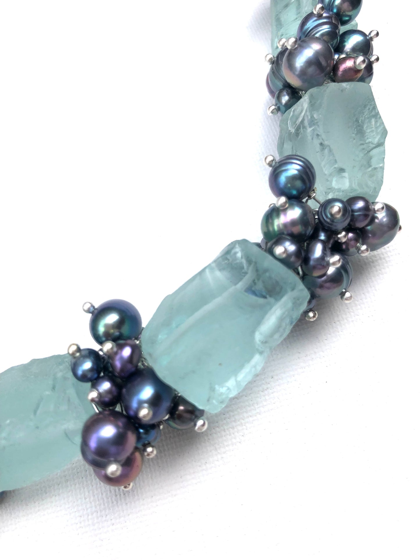 Chuck - collier extraordinaire en grappes de perles de cultures et quartz bleu