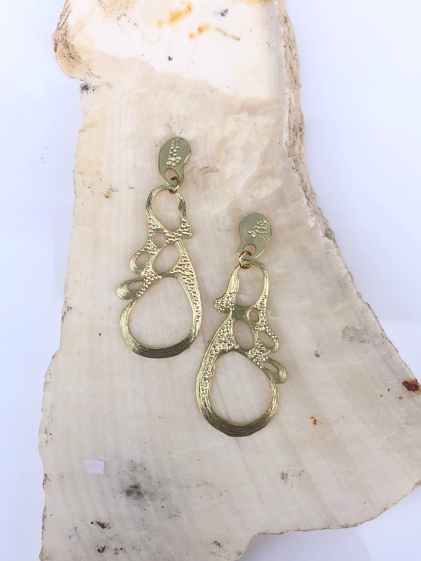 Azotba,  boucles d’oreilles découpées et gravées à la main