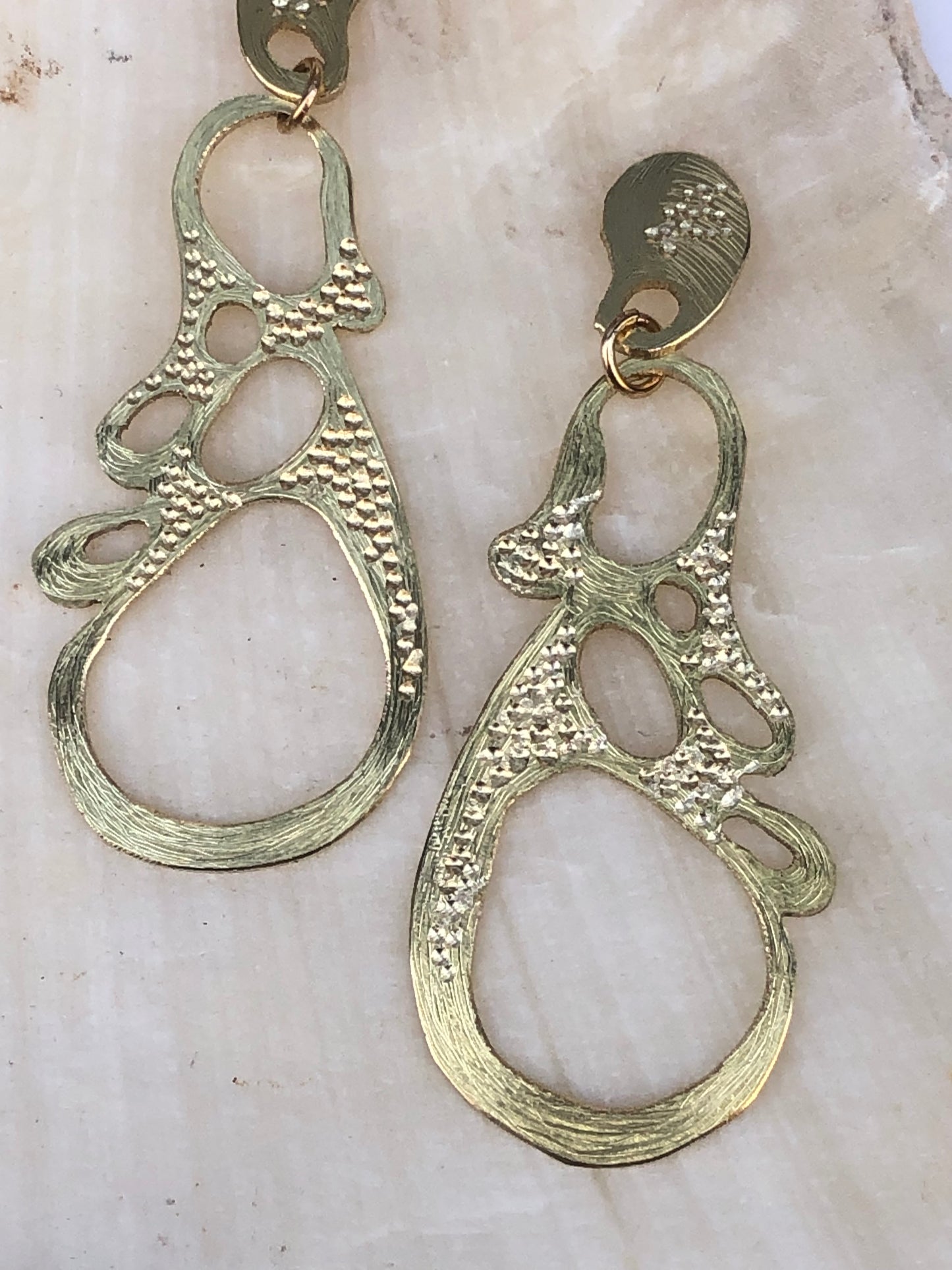 Azotba,  boucles d’oreilles découpées et gravées à la main
