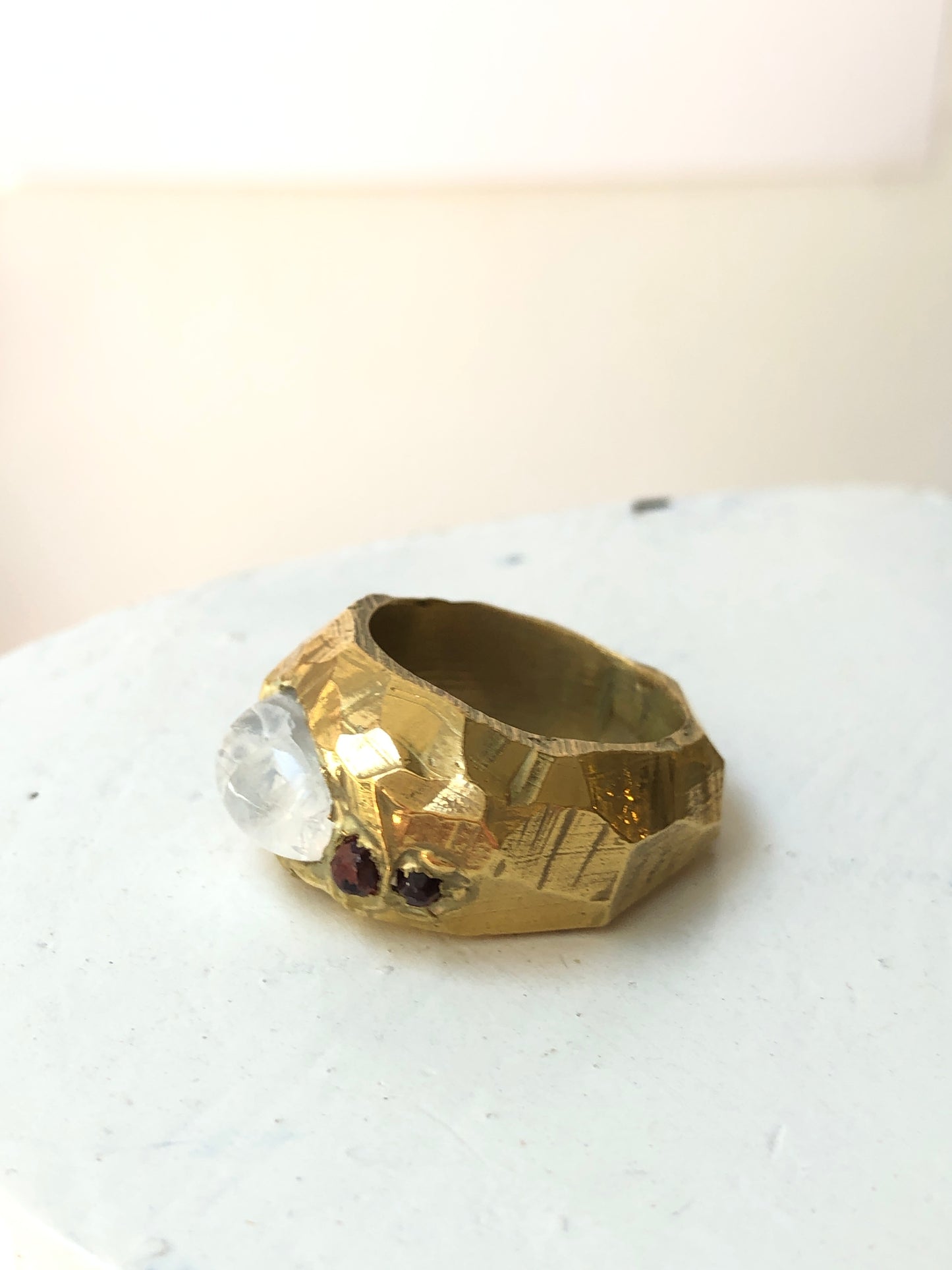 Ulysse - bague massive plaqué or avec pierre de lune et des saphirs roux