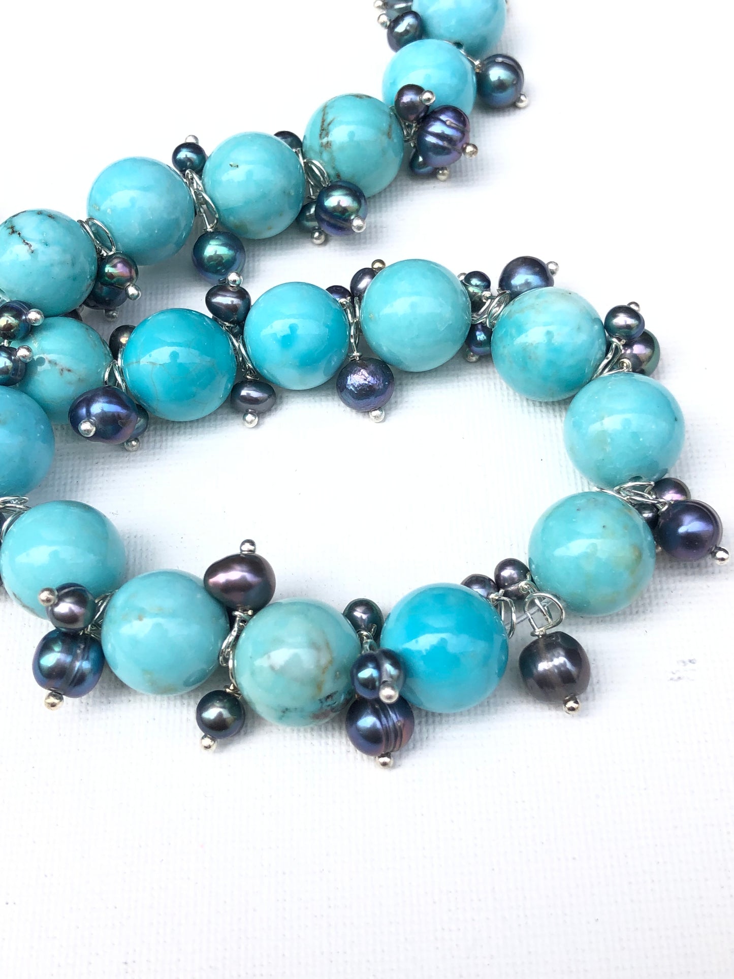 Abysses, collier près du cou en turquoise et perles
