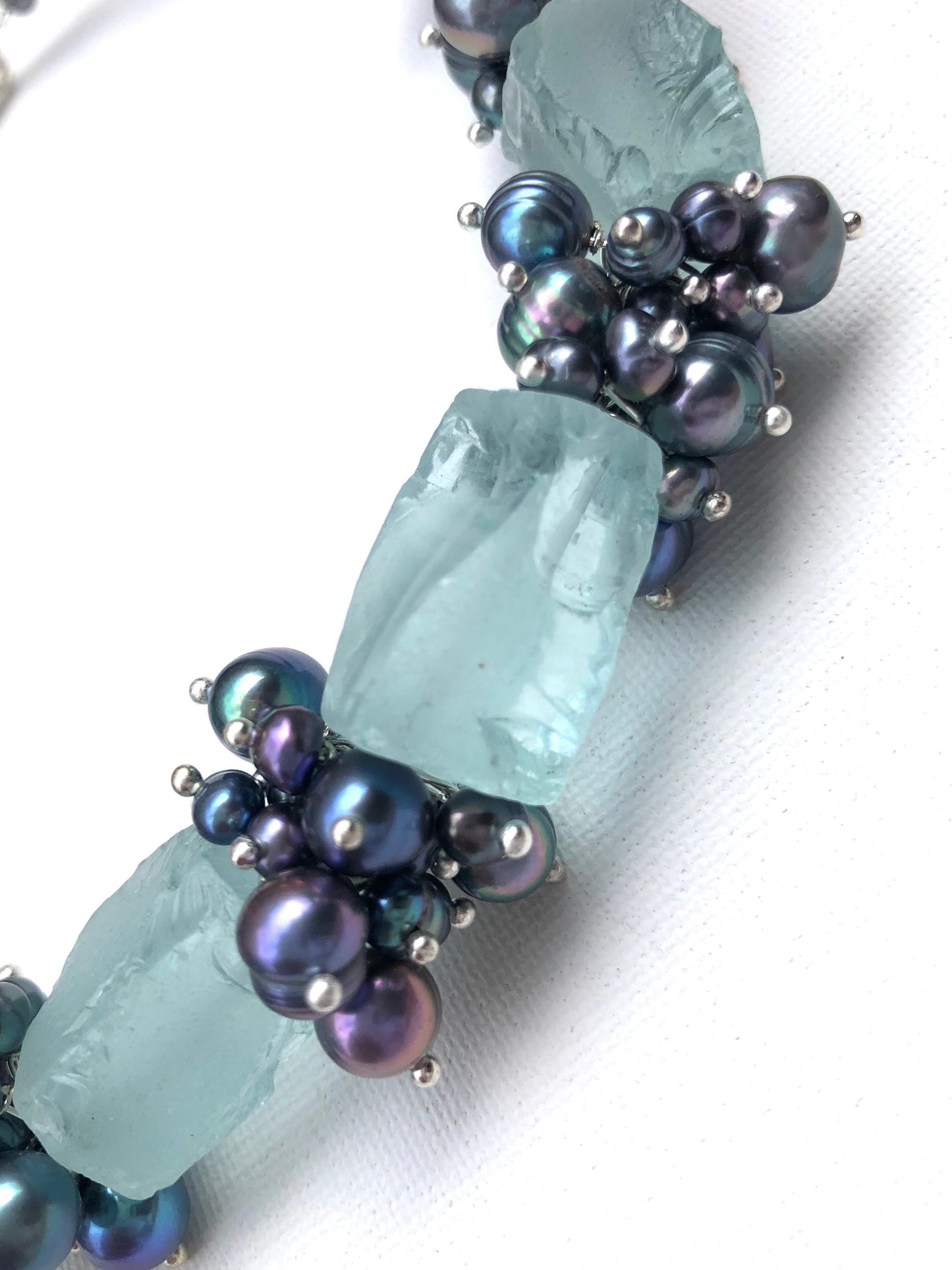 Chuck - collier extraordinaire en grappes de perles de cultures et quartz bleu