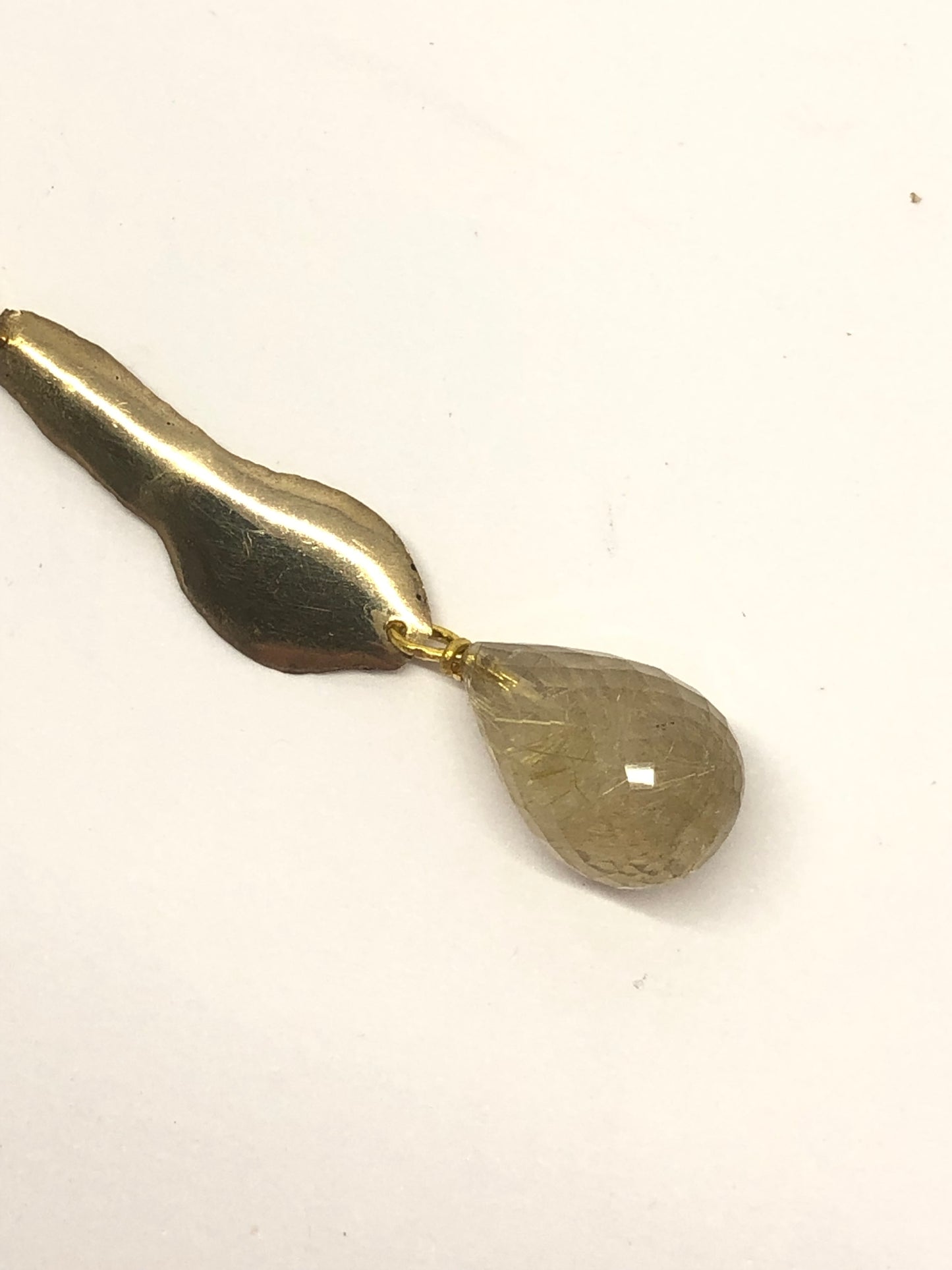 Goldie - pendentif fin en bronze avec un quartz rutile