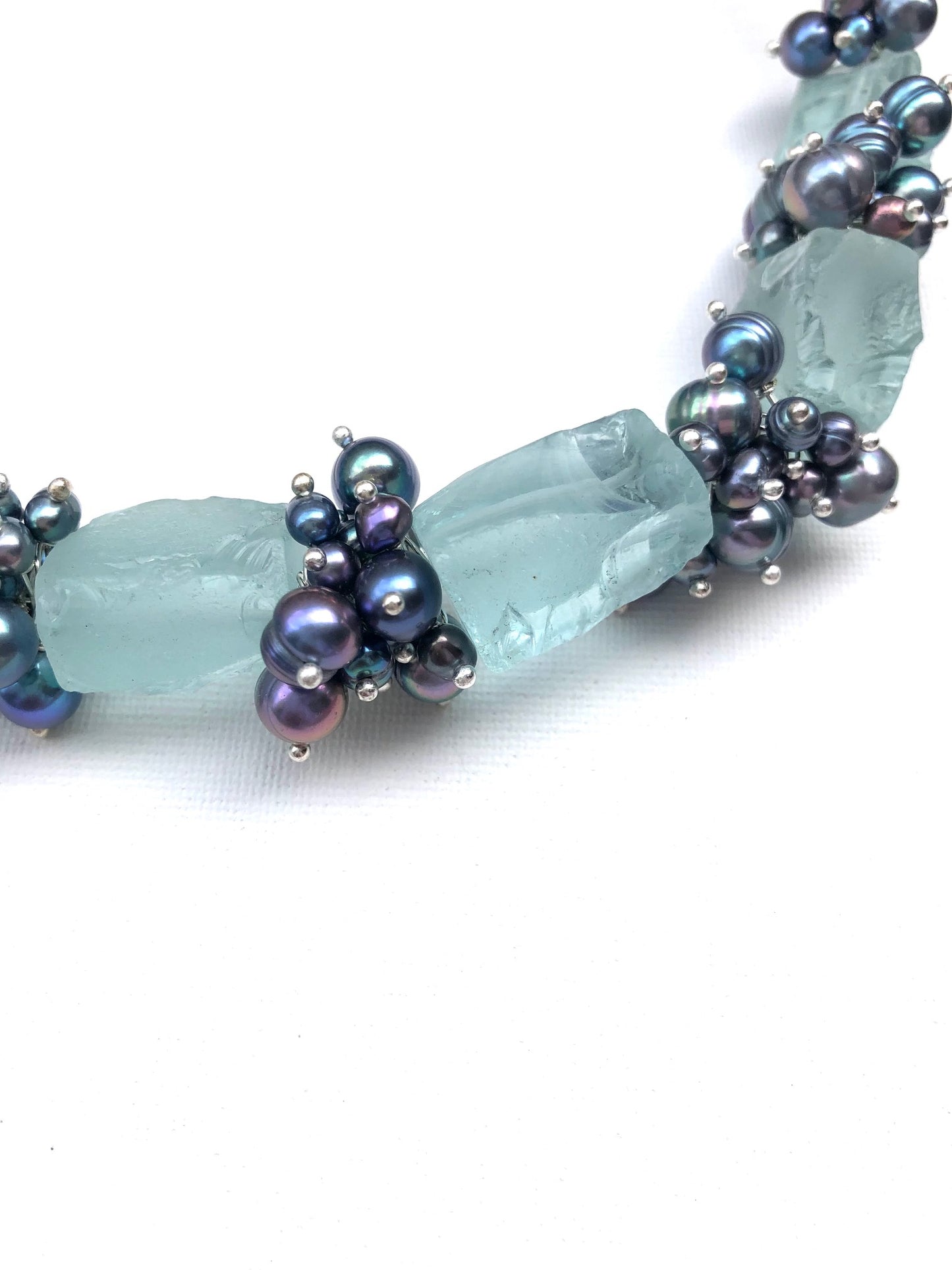 Cyreena - collier près du cou en grappes de perles et quartz bleus