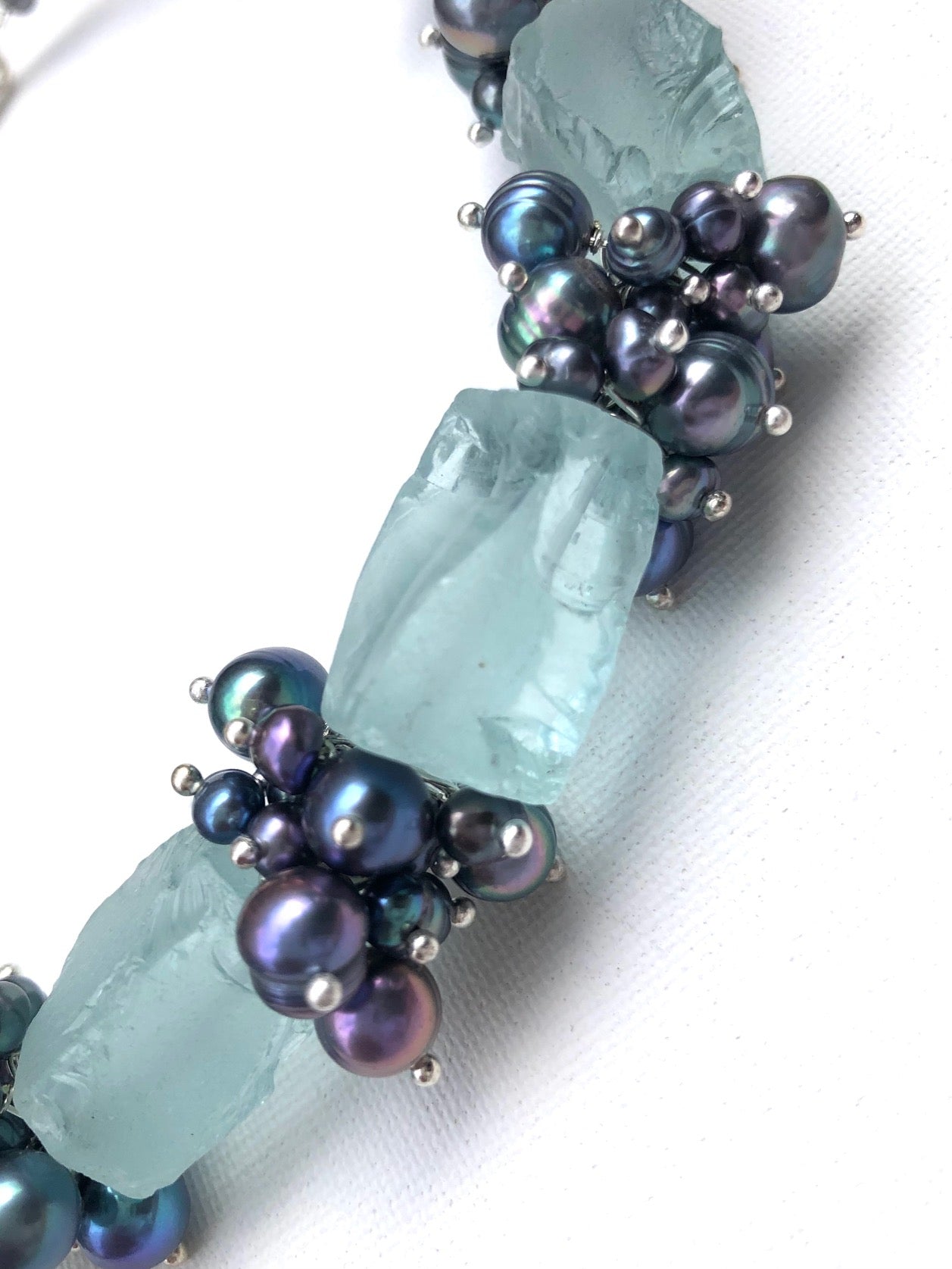 Cyreena - collier près du cou en grappes de perles et quartz bleus