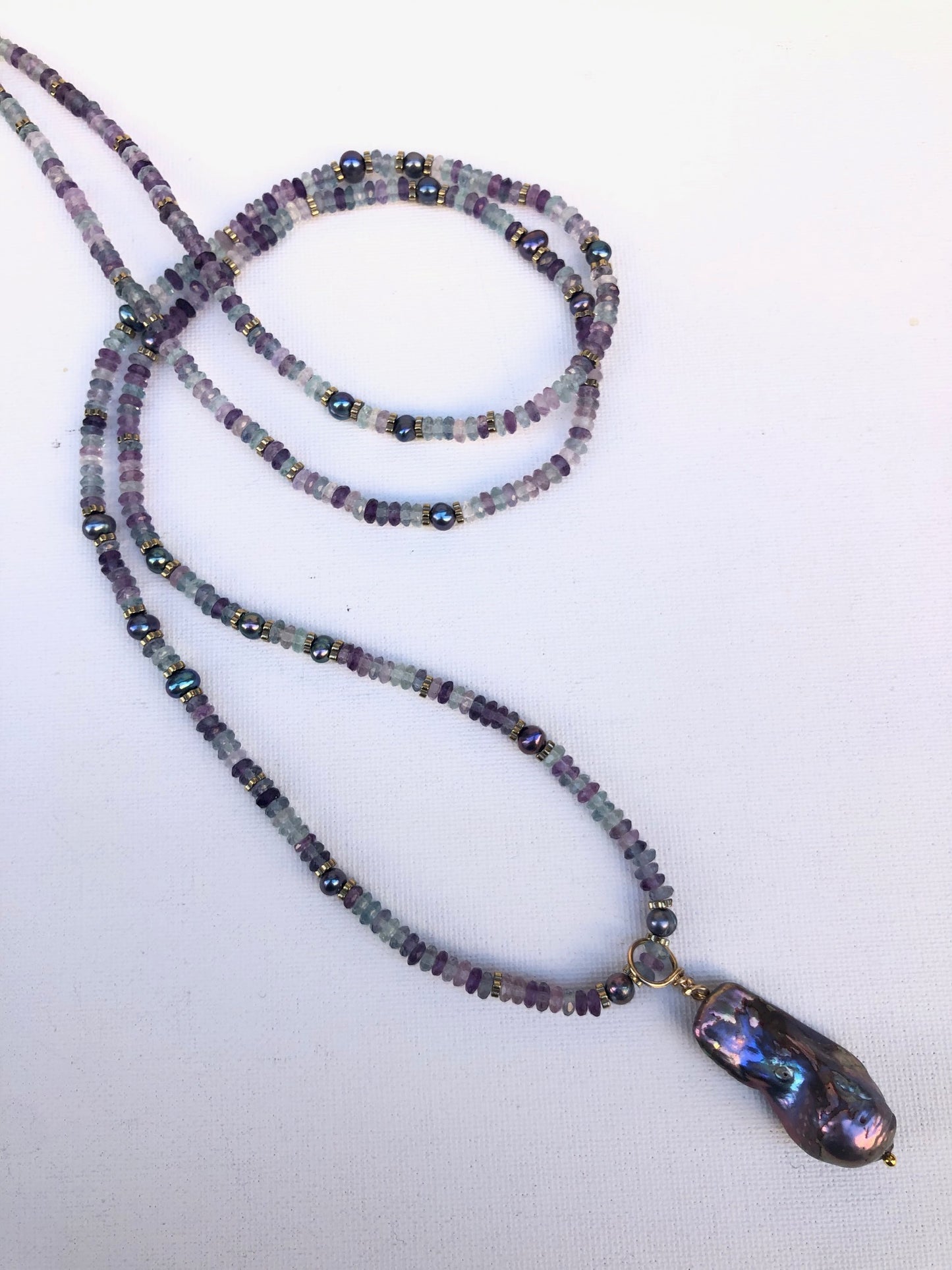 Deep Sea - pendentif en perle baroque sur un lien en fluorites
