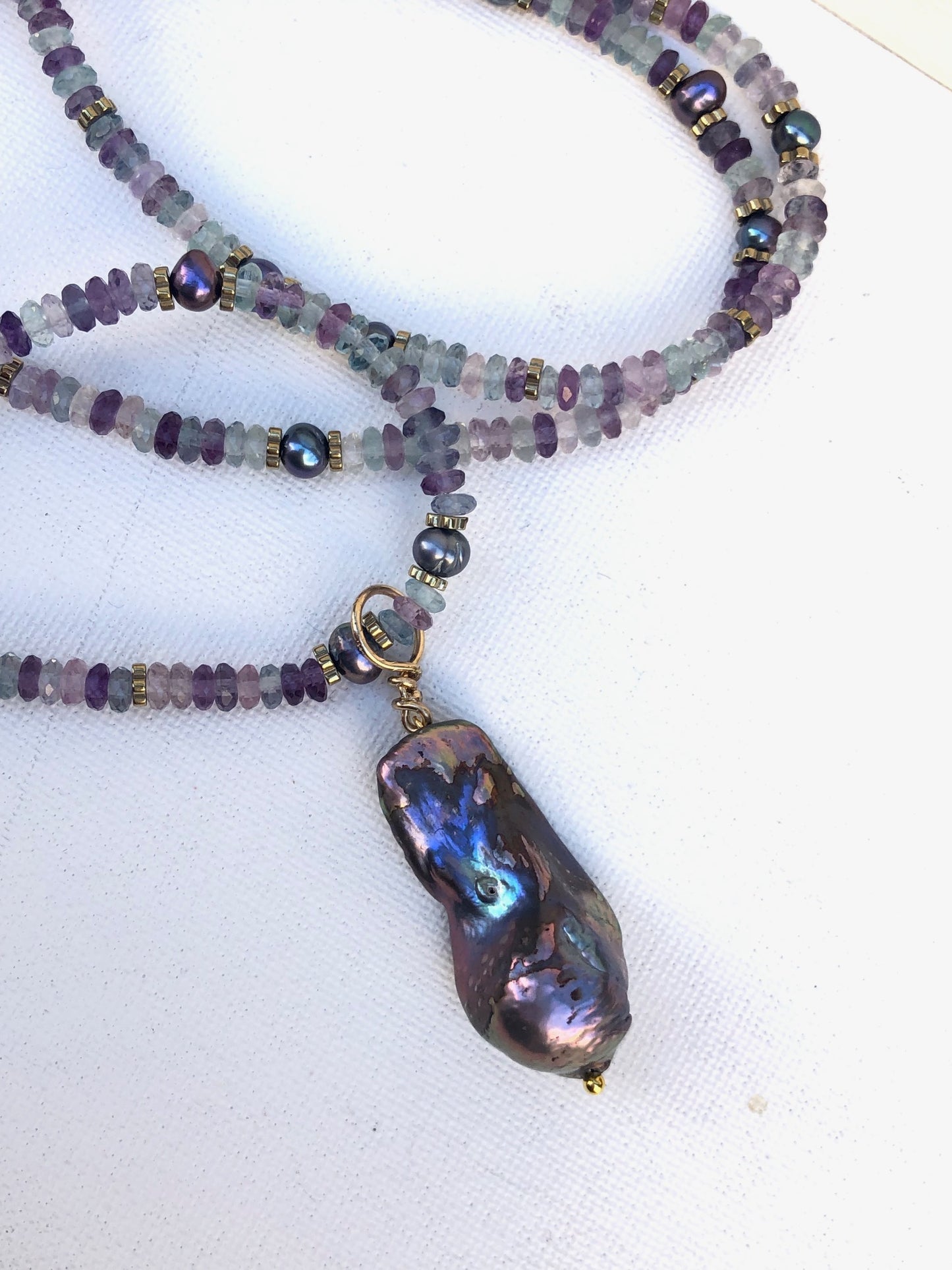 Deep Sea - pendentif en perle baroque sur un lien en fluorites