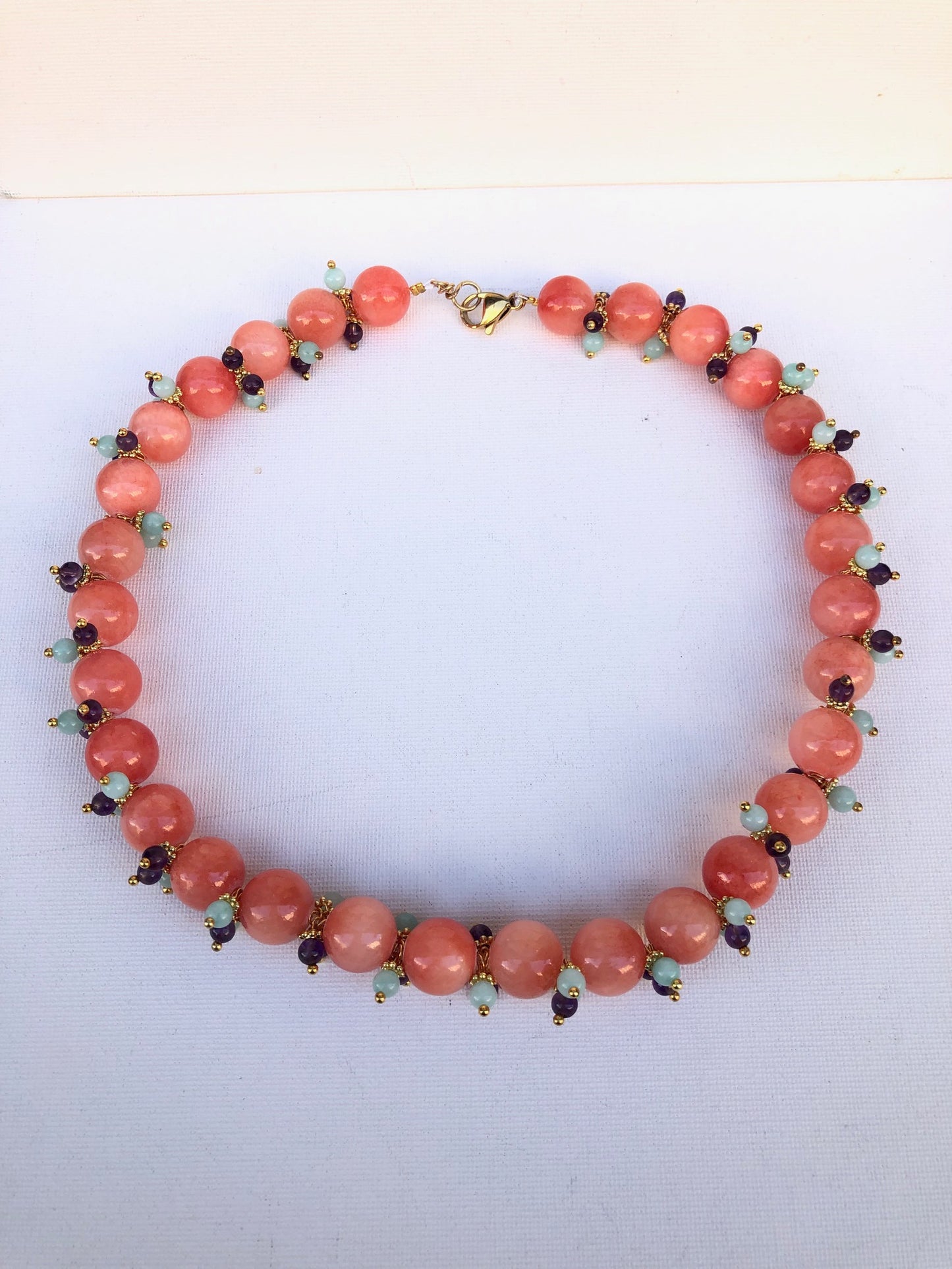 Cassandre - collier près du cou en calcite rose, améthyste et amazonite