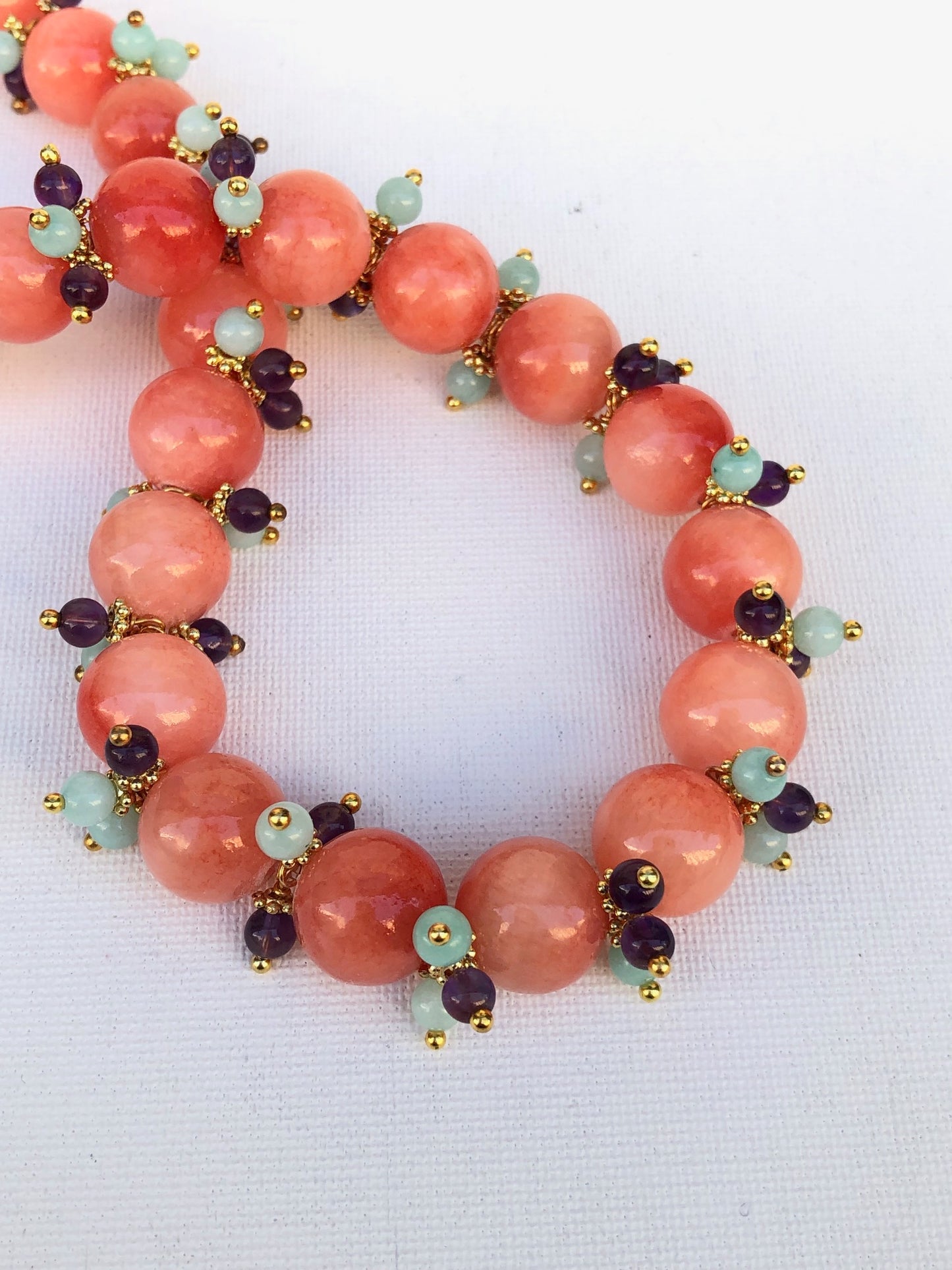 Cassandre - collier près du cou en calcite rose, améthyste et amazonite