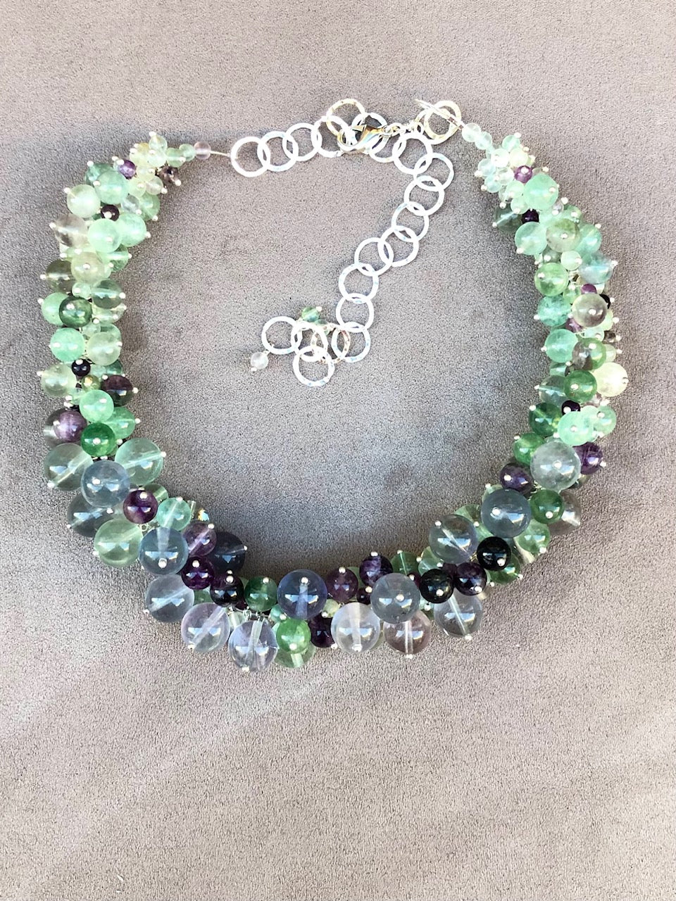 Vibrant - collier spectaculaire près du cou en grappes de fluorites