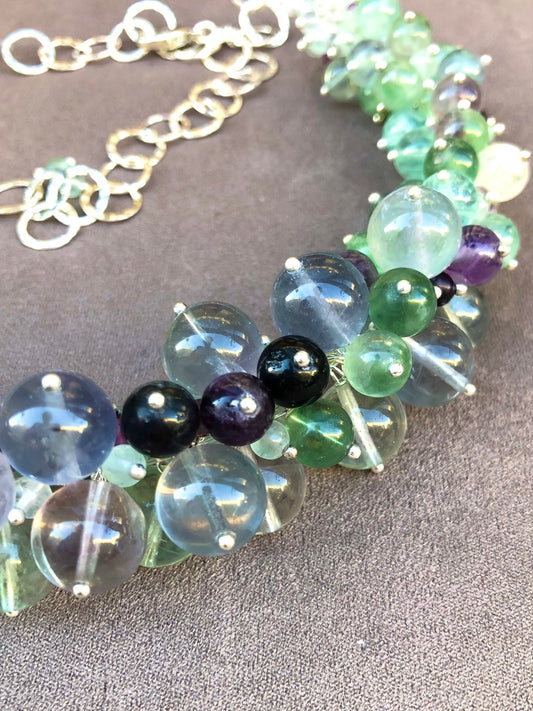Vibrant - collier spectaculaire près du cou en grappes de fluorites