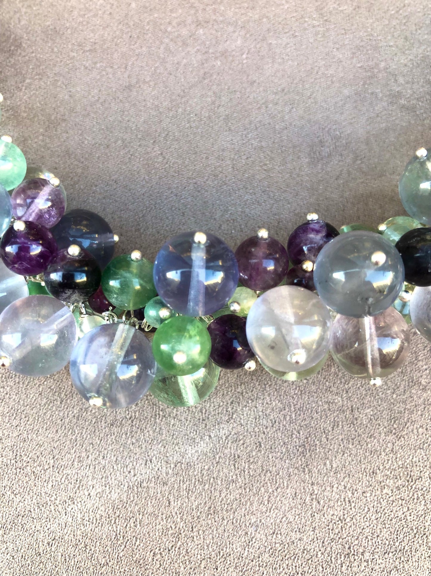 Vibrant - collier spectaculaire près du cou en grappes de fluorites